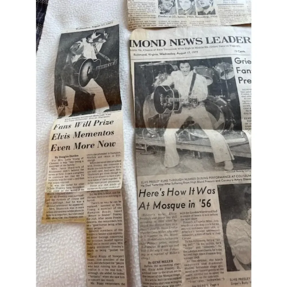 Newspaper Clippings of Elvis Death